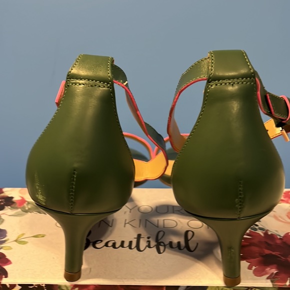 🏖️ Talbots Green Meadow With Pink trim, Pila Scallop Dressy Sandals, Size 11M, - Picture 5 of 8